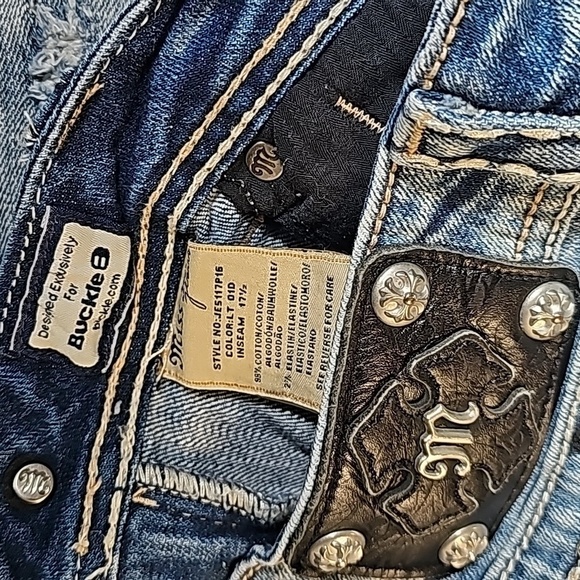 MISS Me distressed 33x17.5 capris - Picture 7 of 7